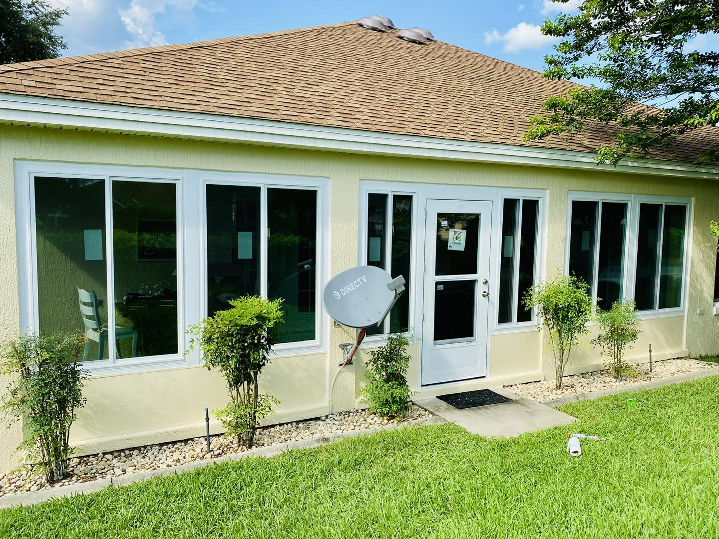 Vinyl vs aluminum windows Florida - new vinyl replacement windows on a Central Florida home by First Choice Windows